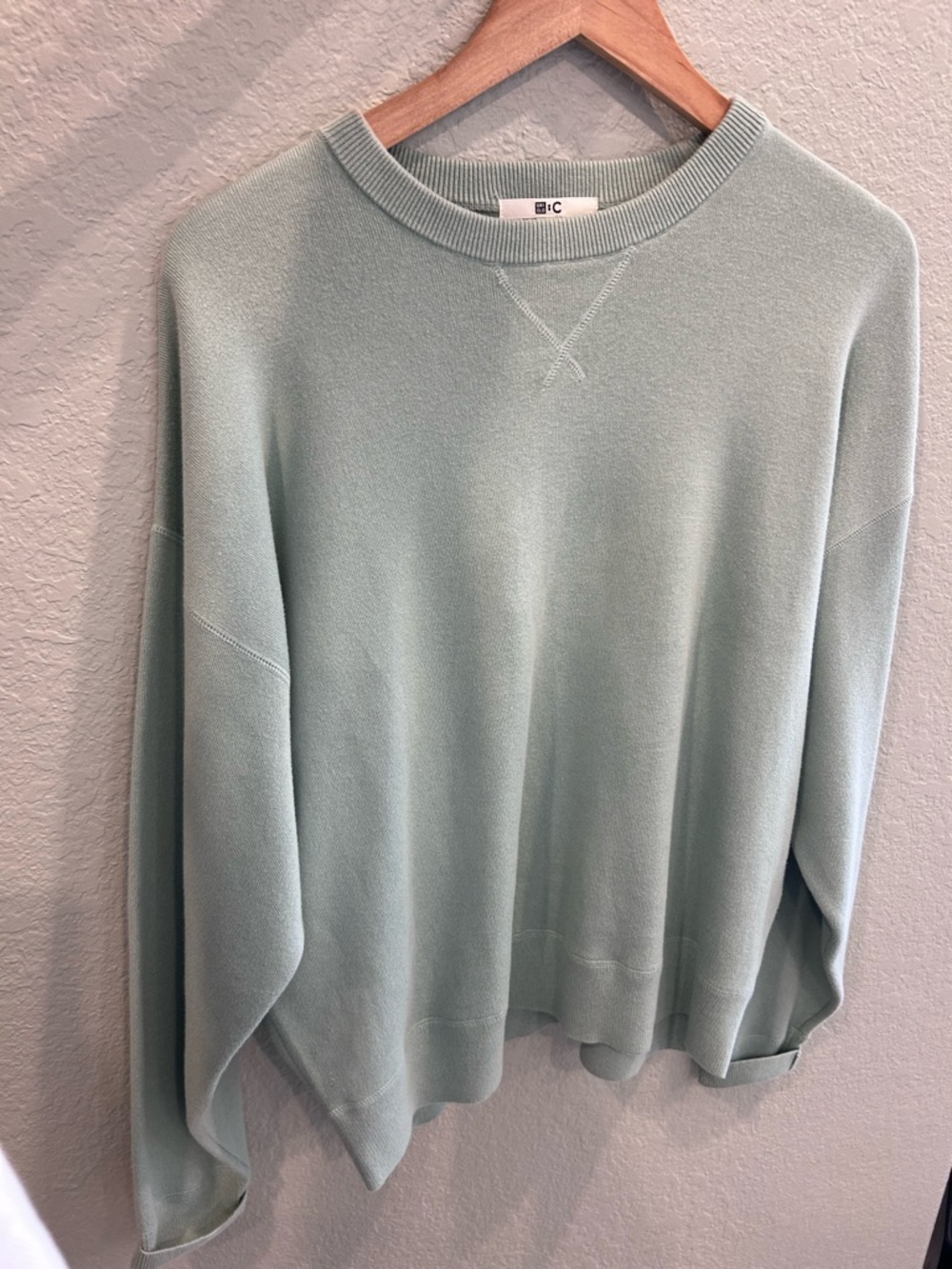 Uni Qlo Large L Sweater